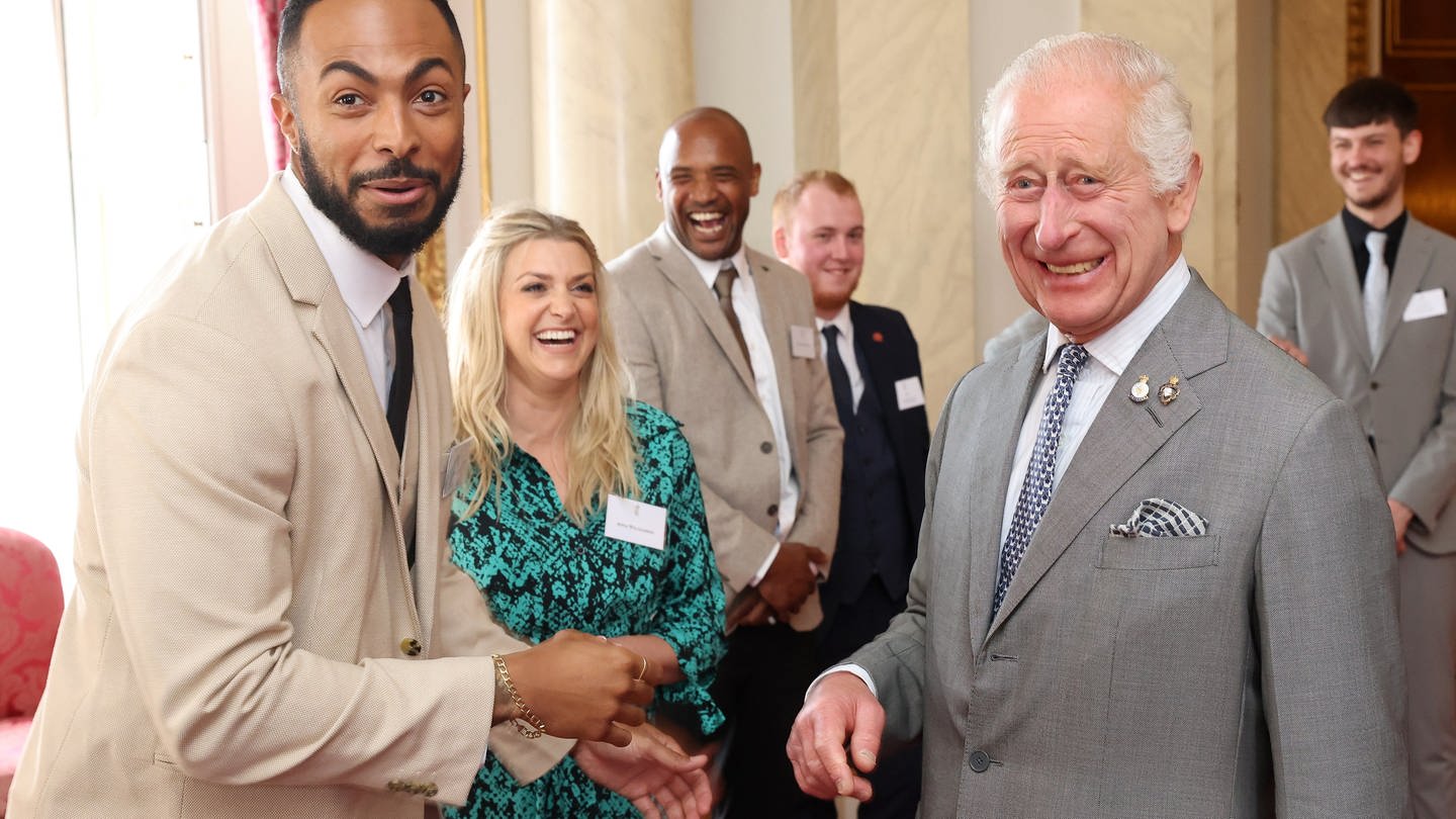 König Charles witzelt mit dem Moderator Donnelly im Buckingham Palast bei der Prince's Trust Award 2024. (Foto: picture-alliance / Reportdienste, picture alliance / empics | Chris Jackson)