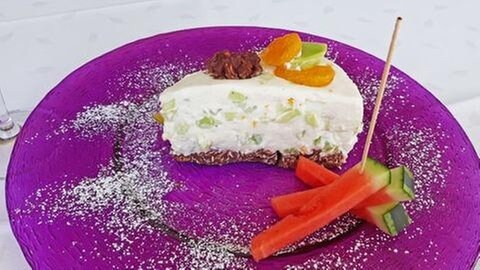 lila Teller mit einem Stück Melonen-Creme-Torte mit 3 Stück Wassermelone als Fäche daneben (Foto: SWR, SWR - Doris Schmitz-Geisthardt)