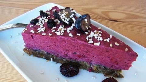 rosafarbenes kuchenstück auf teller mit kuchengabel daneben (Foto: SWR, Andreas Bohn -)