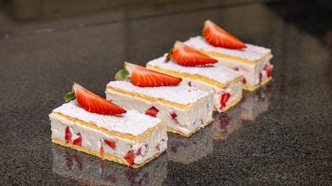 Erdbeer-Sahne-Schnitten backen: Voilà, die fertigen Schnitten sehen einfach zum Anbeißen aus. (Foto: SWR, Corinna Holzer)