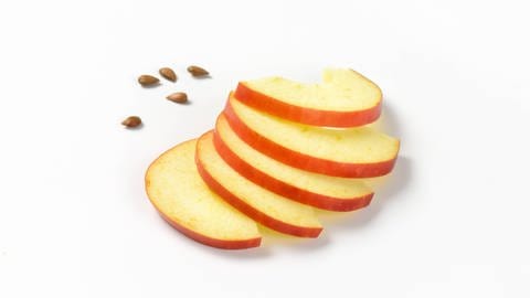 Dünne Apfelscheiben für eine Apfelrosentorte (Foto: IMAGO, CTK Photo/digifoodstock)