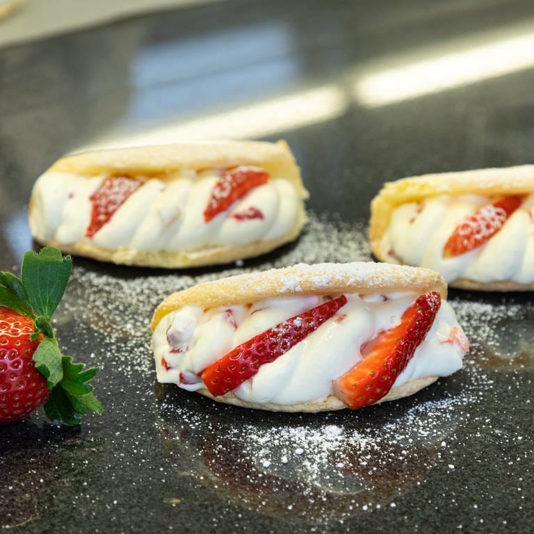 Erdbeer-Sahne-Omlette, Biskuit-Teig mit Sahne-Creme und Erbeerstückchen gefüllt
