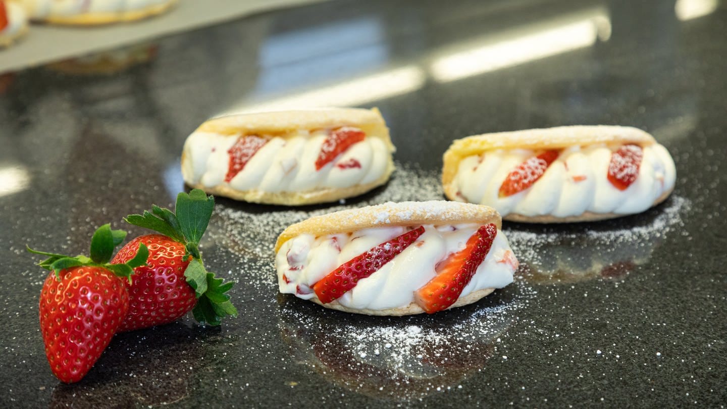 Erdbeer-Sahne-Omlette, Biskuit-Teig mit Sahne-Creme und Erbeerstückchen gefüllt