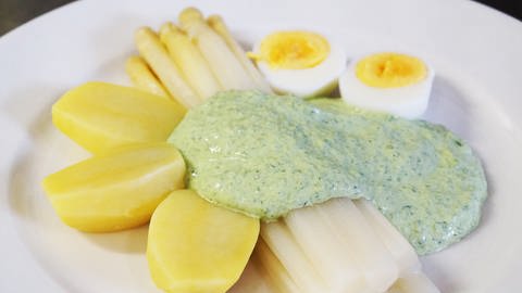 weißer Teller mit Stangenspargel mit grüner Soße, dazu Kartoffeln und zwei hartgekochte Eier (Foto: SWR, Katja Even)