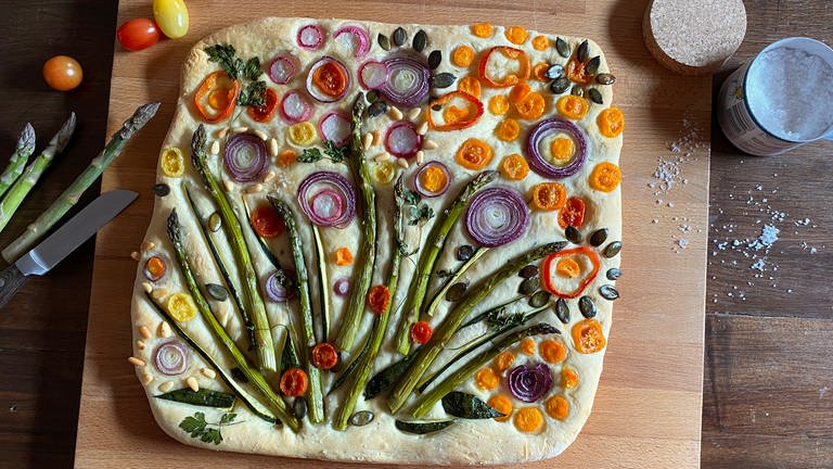 Italienischer Hefeteig mal anders: Gemüse auflegen und als Blumenwiese arrangieren und backen