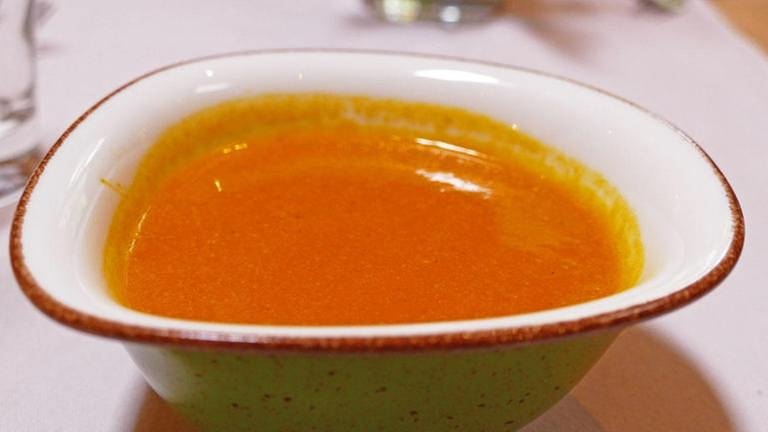 Kürbissuppe in weißer Suppenschale