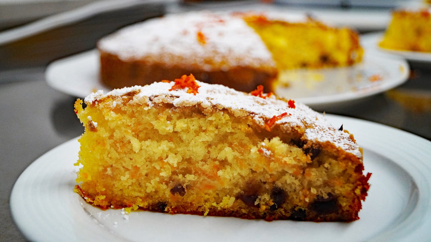 ein Stück trockener Kürbis-Kuchen auf einem weißen Dessert-Teller (Foto: SWR, Sarah Korz)