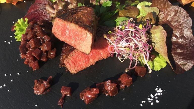 Schieferplatte mit Steak und Salat und Paprika-Oliven-Chutney (Foto: SWR, Alexandra Dietz -)