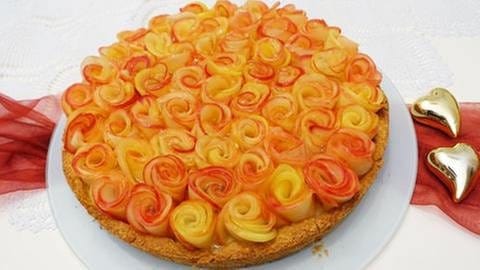 runder Kuchen mit Äpfeln, wie Rosenblätter darauf drapiert für Muttertag (Foto: SWR, SWR - Francesco Galati)