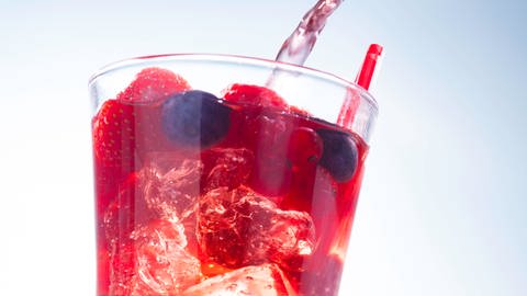 Alkoholfreier Cocktail "Crazy Berry": fruchtiges Erfrischungsgetränk mit verschiedenen Beeren (Foto: IMAGO, Shotshop)