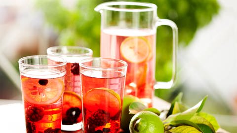 Alkoholfreier Cocktail: einfaches sommerliches Erfrischungsgetränk aus Tee, Fruchtsaft und Früchten (Foto: IMAGO, Shotshop)