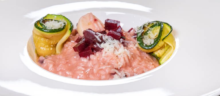 Rote-Beete-Risotto: vegetarisches Gericht, lecker angerichtet (Foto: SWR, Corinna Holzer)