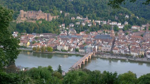 Wandern in BW: Vom Philosophenweg aus eröffnen sich spektakuläre Ausblicke über den Neckar samt Alter Brücke und die Heidelberger Altstadt hinweg zum Schloss.