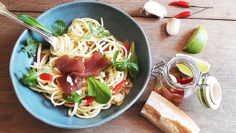 Recipe for a light summer meal: tagliatelle in a bowl with herbs and tuna, garlic, cheese and chili on the side (Photo: SWR, Jens Alinia)