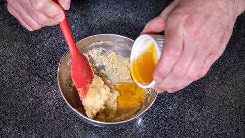 Power-Snack: Für die Süße der Müsliriegel werden Marzipan und Honig gemischt. (Foto: SWR)