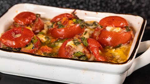Rezept: leckerer Auflauf mit Tomaten und typisch italienischen Köstlichkeiten wie Basilikuum, Parmesan und Parmaschinken (Foto: SWR, Corinna Holzer)