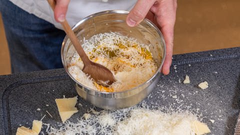 Rezept: Für original Spaghetti Carbonara Parmesan, Speck und Ei vermengen. (Foto: SWR, Corinna Holzer)