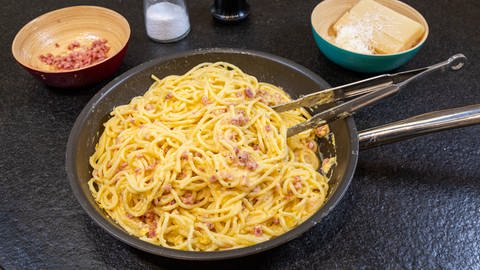 Rezept: Original Spaghetti Carbonara in einer Pfanne. (Foto: SWR, Corinna Holzer)