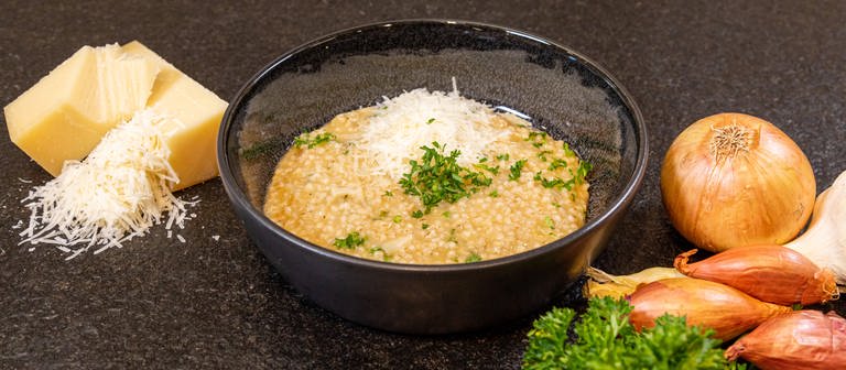 Rezept: Das fertige Graupenrisotto dekoriert mit Parmesan und Kresse. (Foto: SWR, Corinna Holzer)