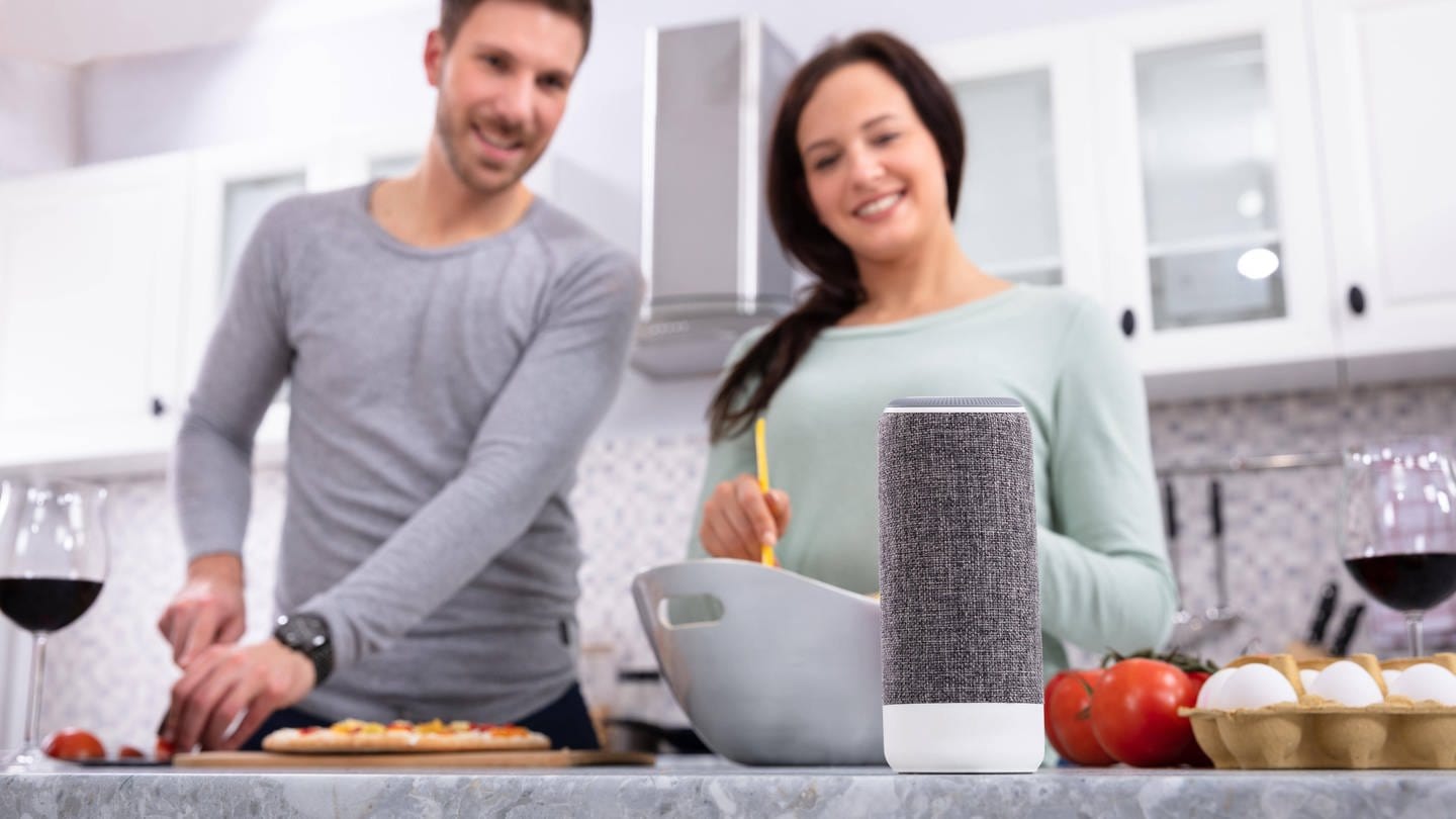 Smart Speaker und Alexa: Ein junges Paar beim Kochen nach Anleitung und Rezept (Foto: IMAGO, Panthermedia)