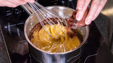 Rezept Schokokuchen: Butter in einem Topf auf dem Herd schmelzen und den Kakao dazu mischen. (Foto: SWR, Corinna Holzer)
