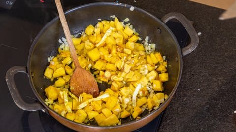 Rezept: Schritt für Schritt zur Kohl-Kartoffel-Pfanne (Foto: SWR, Corinna Holzer)