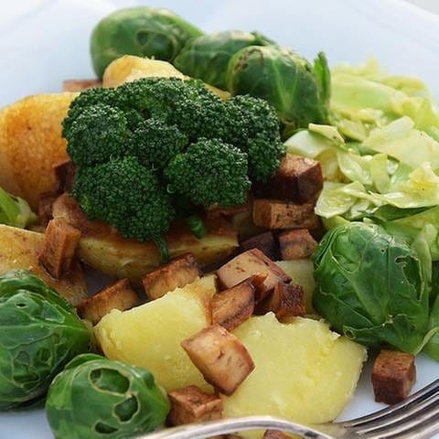 weißer, eckiger teller mit salat aus Kartoffeln, rosenkohl, broccoli und tofu mit einer gabel (Foto: SWR, Veronika Caspers -)