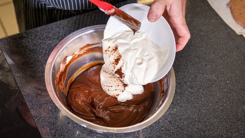 Herstellung einer Schokoladenmousse für ein Apfel-Lebkuchen-Dessert (Foto: SWR, Corinna Holzer)