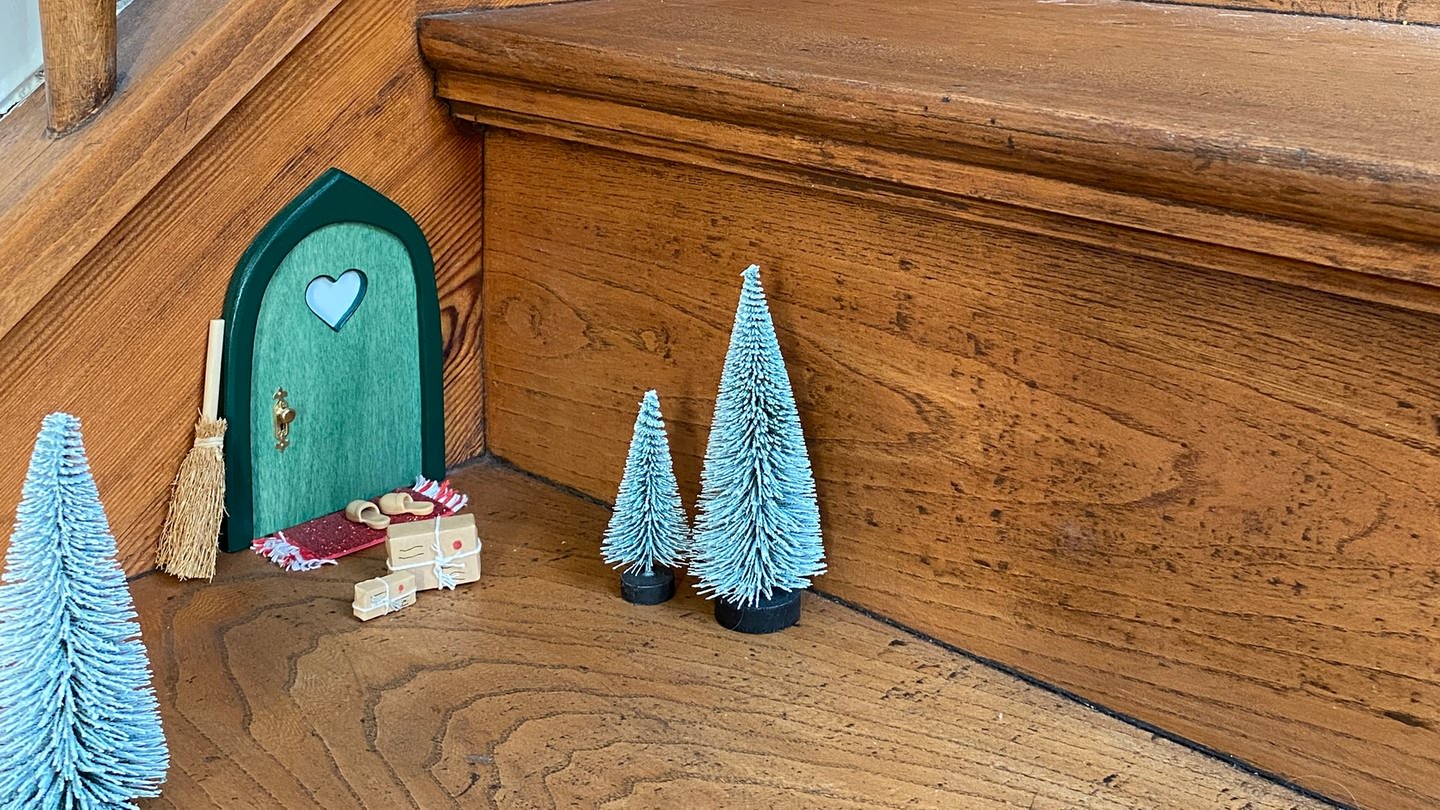 Weihnachtlich: Im Treppenhaus steht eine kleine Wichteltür (Foto: SWR, Elli Böttcher)