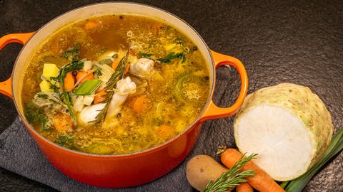 Fastensuppe mit dem leckeren Rezept für Suppe mit Gemüse zum Fasten. (Foto: SWR, Corinna Holzer)