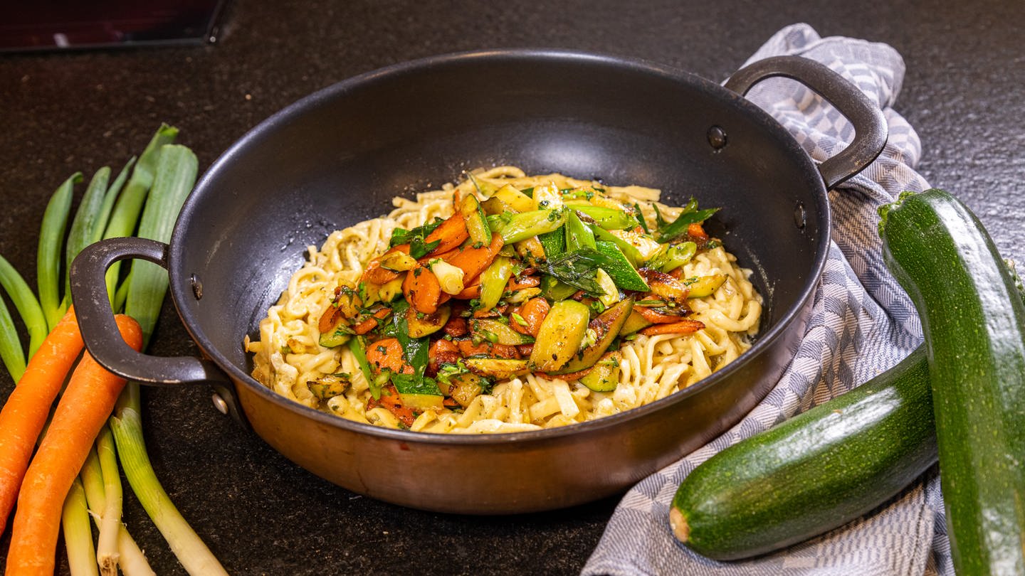 Rahmspätzle mit Pesto und Gemüse in einer Pfanne. (Foto: SWR, Corinna Holzer)