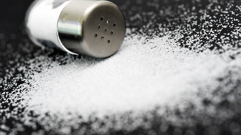 Es kann ganz schnell passieren, dass im Topf versehentlich mehr Salz landet als beabsichtigt. (Foto: dpa Bildfunk, picture alliance/dpa/dpa-tmn | Andrea Warnecke)