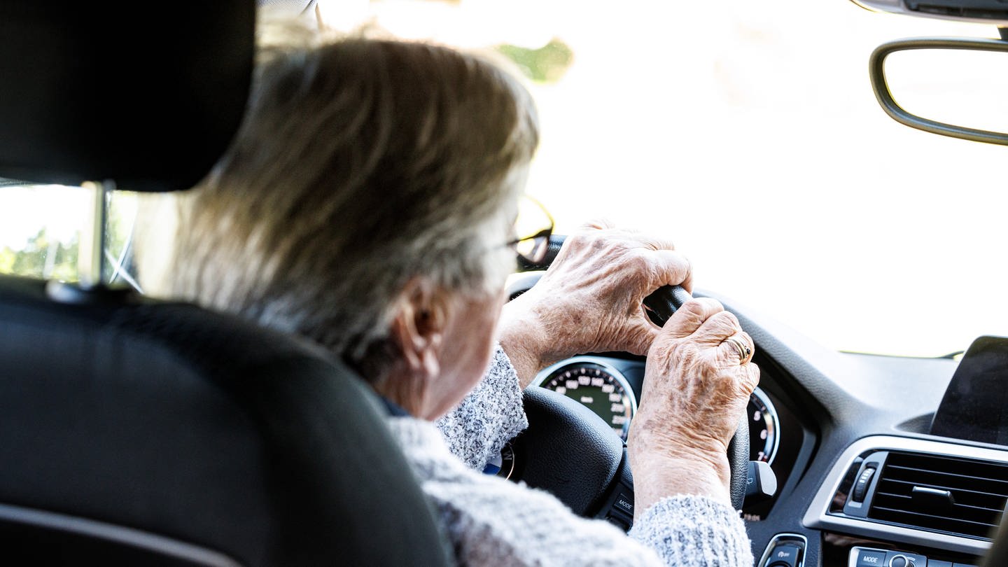Wie man Senioren überzeugt, ab einem gewissen Alter den Führerschein abzugeben. (Foto: picture-alliance / Reportdienste, Matthias Balk)