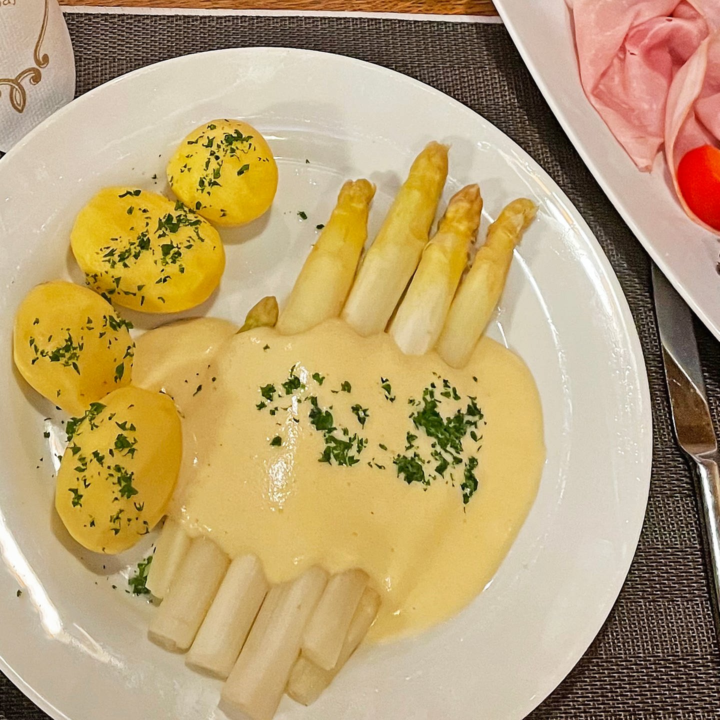 Spargel mit Sauce Hollandaise, Kartoffeln und Schinken - SWR4