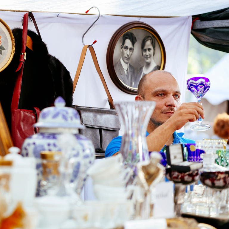 Schnäpchen und Schätze finden auf dem Flohmarkt. (Foto: picture-alliance / Reportdienste, Geisler-Fotopress | Christoph Hardt)