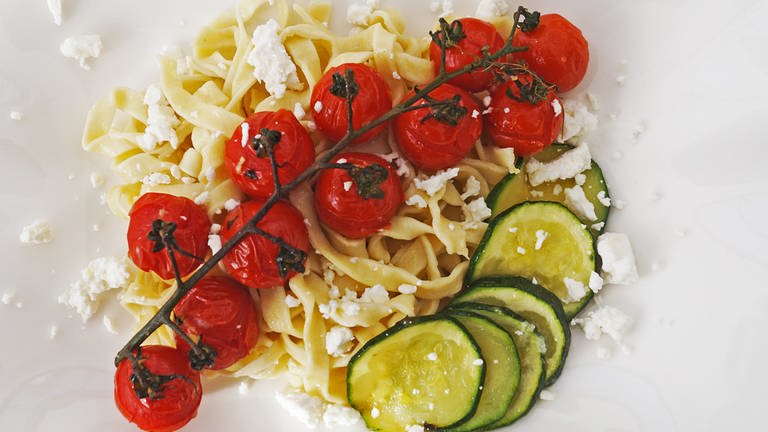Bandnudeln mit Feta und gegrillten Tomaten und Zucchini auf einem eckigen, weißen Teller (Foto: SWR, Katja Even)