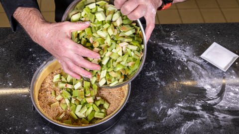 Der geputze, geschälte und klein geschnittene Rhabarber kommt in den Boden aus Mürbteig - das ist das Herz für den Rhabarberkuchen. (Foto: SWR, Corinna Holzer)
