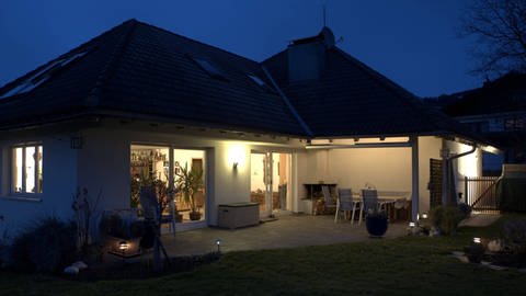Gartenbeleuchtung: Haus außen beleuchtet mit Solarlampen im Garten und Wandbeleuchtung (Foto: IMAGO, blickwinkel/McPHOTO/C.xAmmering)