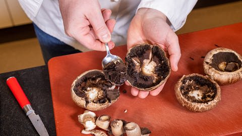 Aromatische Pilzköpfe mit feiner Gemüsefüllung und knusprigen Croûtons (Foto: SWR, Corinna Holzer)