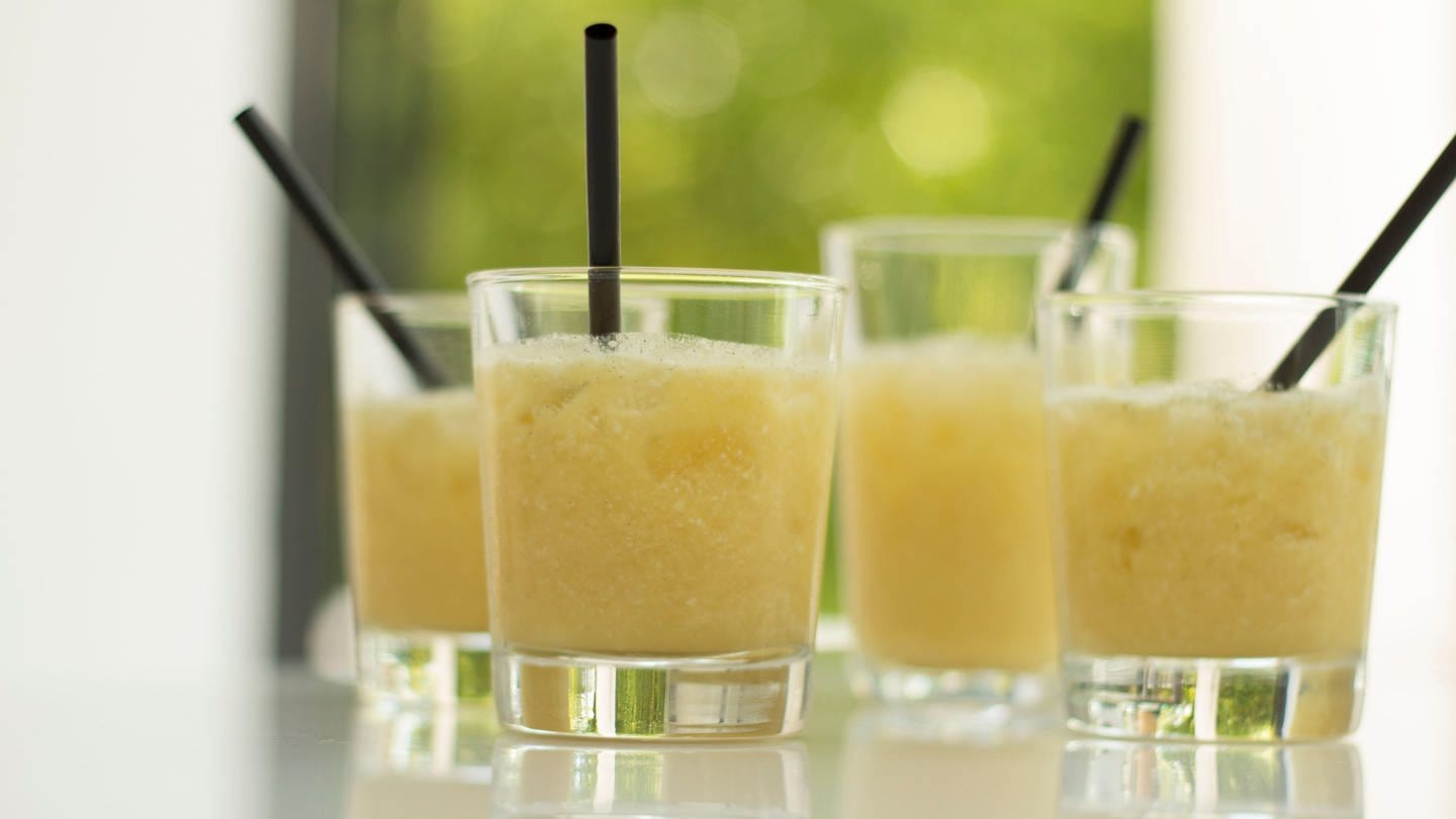 Rezept - alkoholfrei und exotisch: der Cocktail Vanilla de Coco auf mehrere Gläser verteilt (Foto: SWR, Manfred Görg)