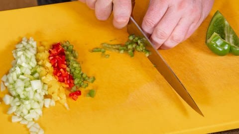 Verschiedene Paprika und Gurken in kleine Würfel schneiden.  (Foto: SWR, Corinna Holzer)
