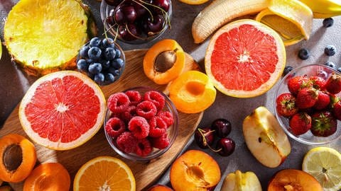 Früchte enthalten Fruchtzucker und auch der zahlt auf das Zucker-Konto ein, hier sind verschiedene Obstsorten zu sehen.  (Foto: picture-alliance / Reportdienste,  Zoonar | monticello)