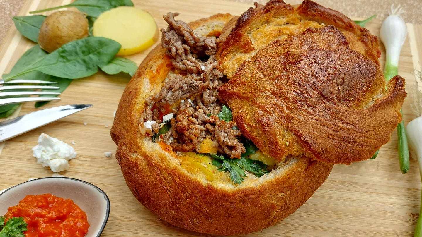 Rezept: gefülltes Brot mit Hackfleisch und Spinat (Foto: SWR)