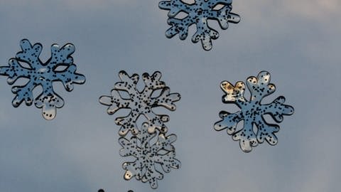 Weihnachtsdeko: Schneekristalle aus Gel kleben am Fenster. (Foto: picture-alliance / Reportdienste, picture alliance / Caro | Baertels)