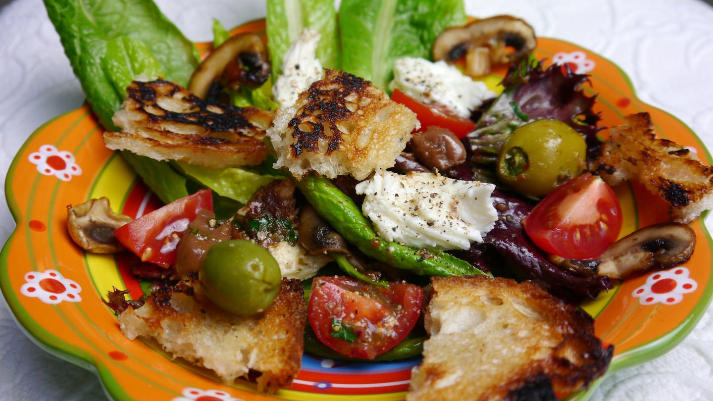 bunter Teller mit Salat mit Tomaten, Oliven und geröstetem Brot (Foto: SWR, Stefanie Kühn)