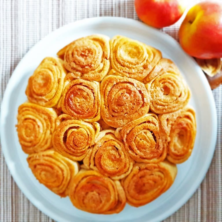 Apfel-Zimtschnecken in einer Runde wie eine Torte auf einer Platte angeordnet (Foto: SWR, Angela Böhmer)