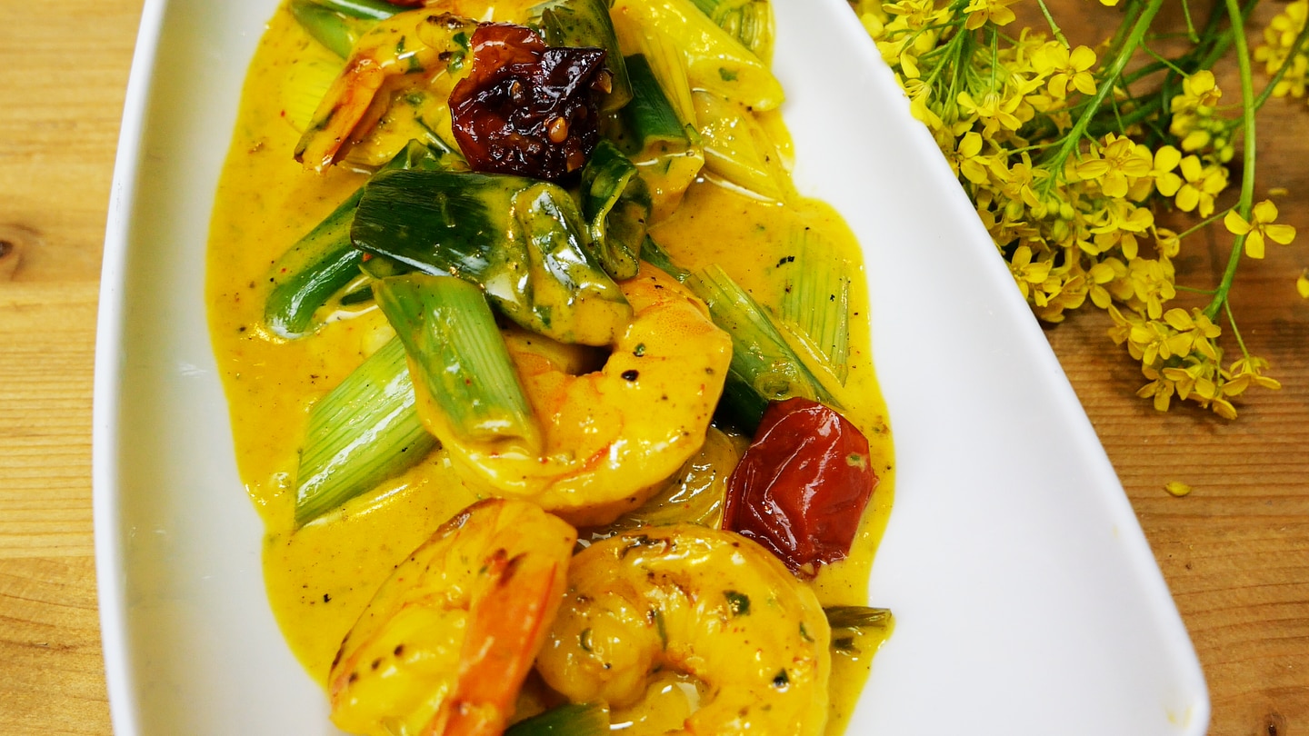 Exotischer Salat aus Garnelen und Frühlingszwiebeln mit gelber Currysoße (Foto: SWR, Stefanie Kühn)