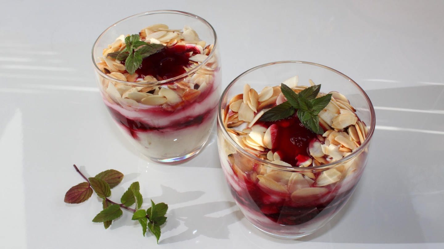 2 gläser mit Kirsch-Joghurt-dessert mit mandelsplittern (Foto: SWR, Karin Hässelbarth -)