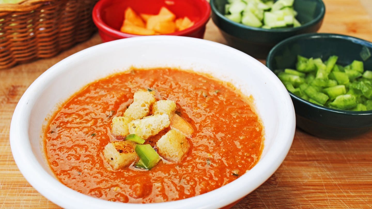 Schale mit kalter, roter Suppe mit Croutons als Einlage. Dahinter Schalen mit verschiedenem Gemüse (Foto: SWR, Imogen Voth)