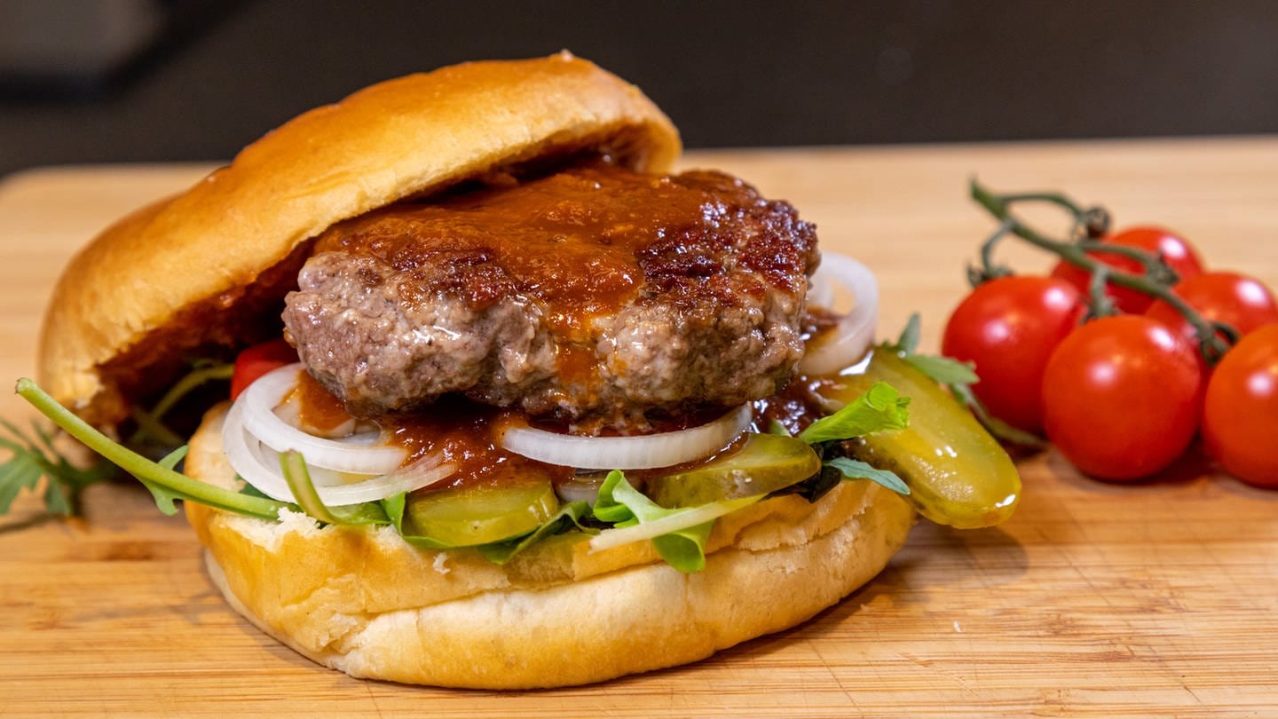 Rezept für Burger Patties: Der fertige Hamburger auf einem Holzbrett angerichtet. (Foto: SWR, Corinna Holzer)